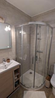 Studio cosy neuf calme -Parking Terrasse privée Piscine 5mn Gare TGV Aix et ZA Aix la Duranne 15 mn Aéroport Marseille - 2