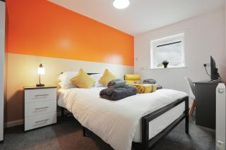 Modern 4 bed Town-house, Free Parking - 0