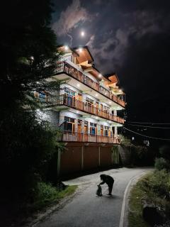 BohOdyssey Hallan a Traditional Village Stay with Panoramic Mountain Views - 1