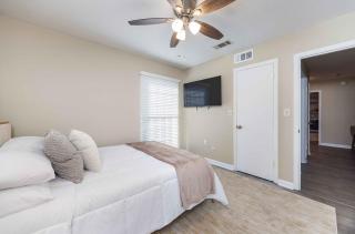 4-Bed Haven Pool Table, Shuffleboard Massage Chair close to Fort Benning and downtown - Columbus - 9
