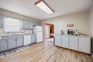 4-Bed Haven Pool Table, Shuffleboard Massage Chair close to Fort Benning and downtown - Columbus - 6