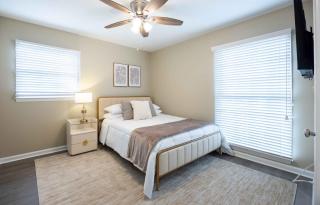 4-Bed Haven Pool Table, Shuffleboard Massage Chair close to Fort Benning and downtown - Columbus - 5