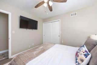 4-Bed Haven Pool Table, Shuffleboard Massage Chair close to Fort Benning and downtown - Columbus - 2