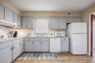 4-Bed Haven Pool Table, Shuffleboard Massage Chair close to Fort Benning and downtown - Columbus - 1