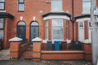 Spacious 4BR Home in Manchester - 8