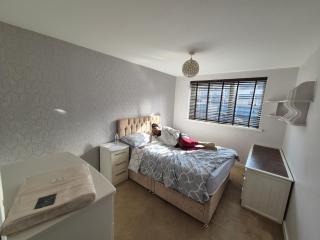 Three bedroom house with a garden - 5