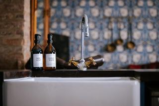 Bronte's Rest - Detached Elegant Cottage in Historic Old Town with Garden - Scarborough - 1