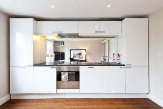 1 Bedroom Apartment w Terrace - London - 6