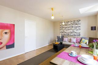 Trendy Spacious 1 Bedroom Flat - 9