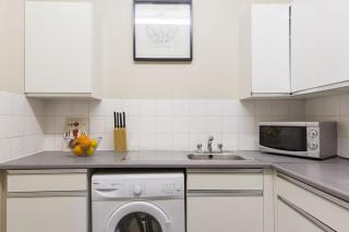 Trendy Spacious 1 Bedroom Flat - 8