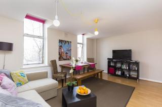Trendy Spacious 1 Bedroom Flat - 3