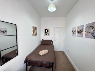 Ocean Apartment, Spacious 5 bedroom holiday home - Whitley Bay - 6