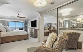 Cozy Two-Bedroom Beachfront Condo - Fort Myers Beach - 9