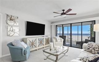 Cozy Two-Bedroom Beachfront Condo - Fort Myers Beach - 9