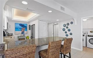 Cozy Two-Bedroom Beachfront Condo - Fort Myers Beach - 3