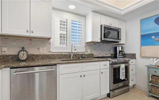 Cozy Two-Bedroom Beachfront Condo - Fort Myers Beach - 5