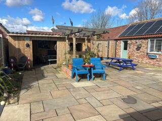 The Stables At Eastmoor Farm Large Luxury 2 Bed Cottage with Big Family Bedroom Dog Friendly Secure Gardens and Free Parking Free WiFi - 4