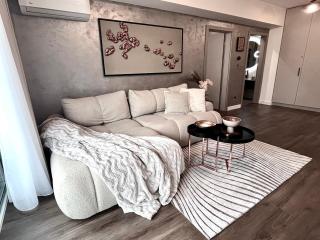 FLH La Vie En Rose Gold - Balcony, Free Parking, Bathtub, King Bed & AC - 1