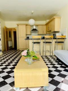 Eastenders Guest Home - 6