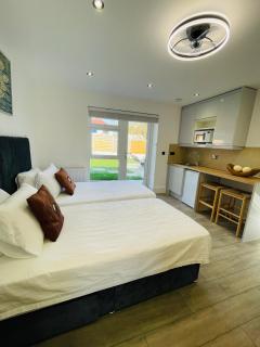 Tudor Close NW9 8SU - London - 7
