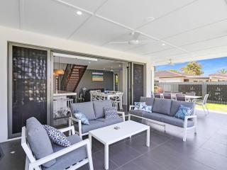 WATERFRONT HOME BORDERING MOOLOOLABA - 4