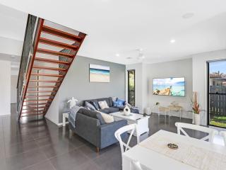 WATERFRONT HOME BORDERING MOOLOOLABA - 2