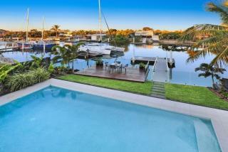WATERFRONT HOME BORDERING MOOLOOLABA - 0