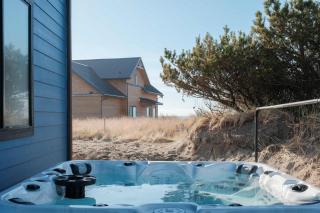 Brand-New Beach Retreat Hot Tub Sleeps 13 - Westport - 8