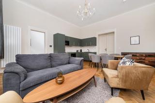 Airy Stunning Apt with Terrace and Free Garage - Prague - 2