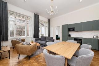 Airy Stunning Apt with Terrace and Free Garage - Prague - 4