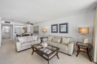 Eye-catching beachfront condo with pool and nice views - 6