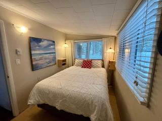 Summer Side Classic Lakefront Escape - Wiarton - 1