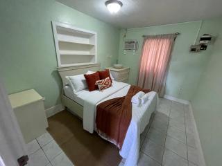 Modern North Side Hideaway with Aircon - 9