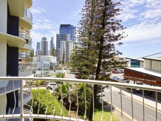 Renovated Beachside 2-bedroom Apartment - Gold Coast - 9