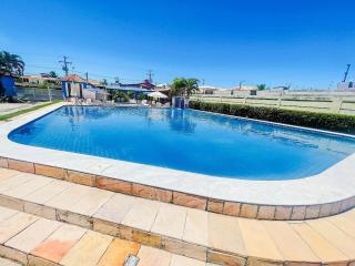 Condomínio Golden Dolphin a uma quadra do Axé Mói, com piscina, churrasqueira, portaria 24hrs, de frente à supermercado, e centro gastronômico - Porto Seguro - 3