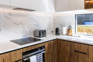Fresh & Stylish Holiday Home - - 5
