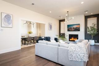Sleeps 10! Rooftop Luxe Pet-Friendly Downtown HTX - 1
