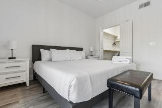 CozySuites Glendale by the stadium with pool 22 - 3