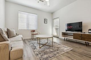 CozySuites Glendale by the stadium with pool 22 - 8