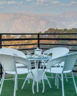 2bhk serviced apartment with balcony kasauli by ExoticStays - Kasauli - 4