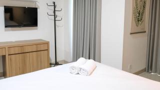 Elegant and Best Choice Studio at Grand Sungkono Lagoon Apartment By Travelio - Surabaya - 4