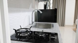 Elegant and Best Choice Studio at Grand Sungkono Lagoon Apartment By Travelio - Surabaya - 1