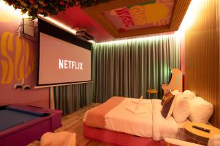 Capsule Flora business bay view Burj Khalifa-pool table-game arcade-Projector-Playstation 5 - 8