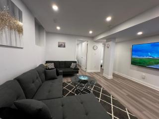 Cozy 2 Bedrooms Modern Basement Suite with Private entrance, Kitchen and parking - Mississauga - 9