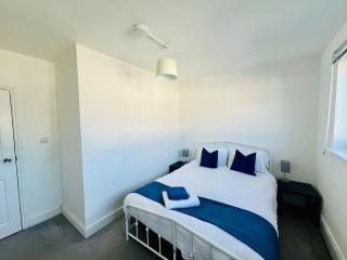 4-Bedroom House 5 mins to Beach & Parking - 9