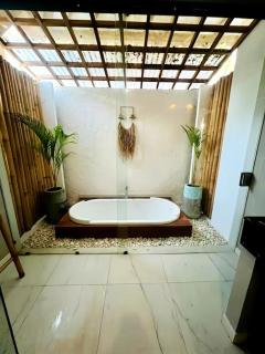 Luxury at Family Ties Villa - Gili Air - 5