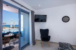 Blue Balcony Boutique Beachfront Suite with Private Parking - Chania - 4