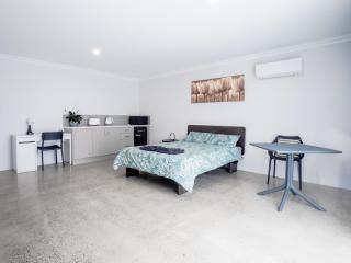 Guest Room with Ensuite & Private Entrance by P2 Living - 5