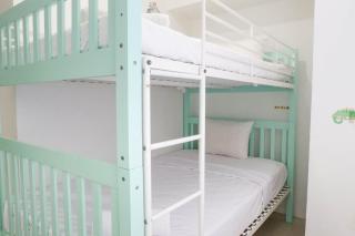 Comfy and Modern Wonderful 2BR Apartment at Tanglin Supermall Mansion By Travelio - Surabaya - 1