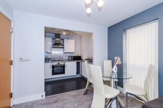 Modern 2 Bed Apartment in Birmingham City Centre, Perfect for Business & Long Stay with FREE Parking - Birmingham - 1